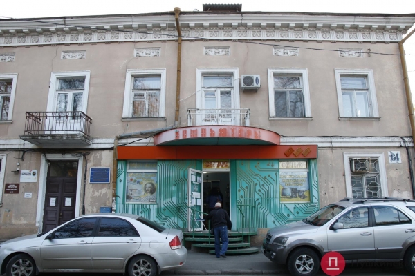 Вплотную к скверу в центре Одессы вырастет 6-этажный жилой дом. Фото