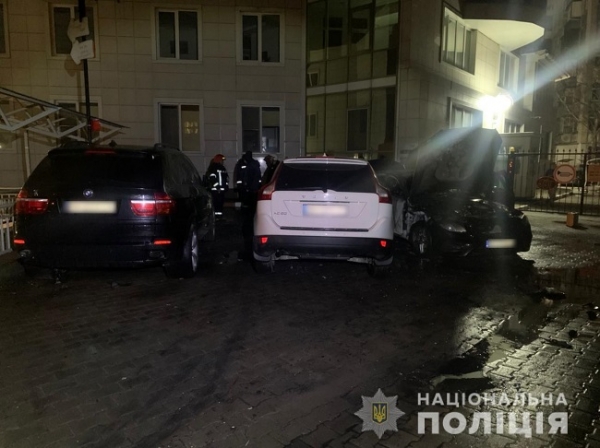 После поджога Volvo сгорели Mersedes и BMW у одесской многоэтажки