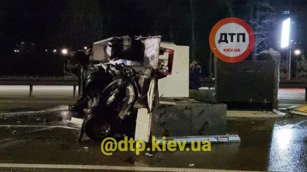 В центре Киева произошло ДТП с опрокидыванием: пять пострадавших