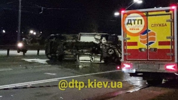 В центре Киева произошло ДТП с опрокидыванием: пять пострадавших