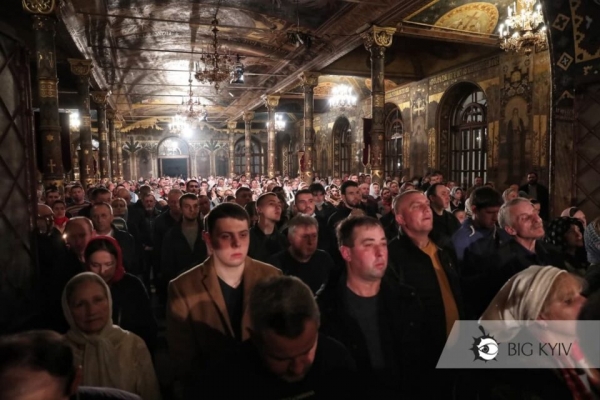 Пасха в условиях пандемии: в Лавре люди забыли о масках и социальной дистанции