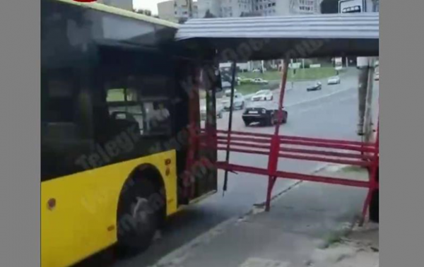 В Киеве остановка влетела в троллейбус