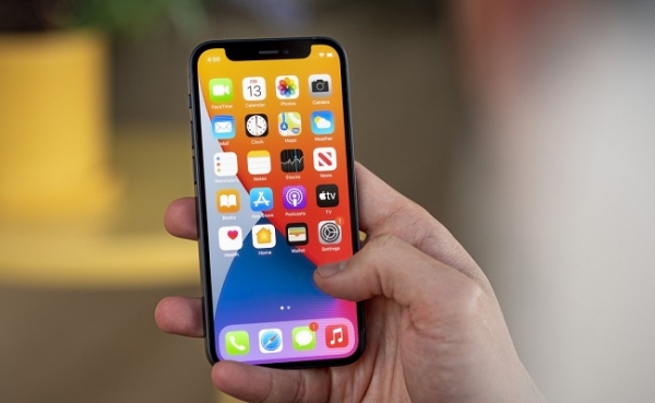 iPhone 12 mini: маленький, да удаленький