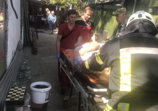 В Одессе пожилая женщина упала в подвал дома: ее увезла "скорая"
