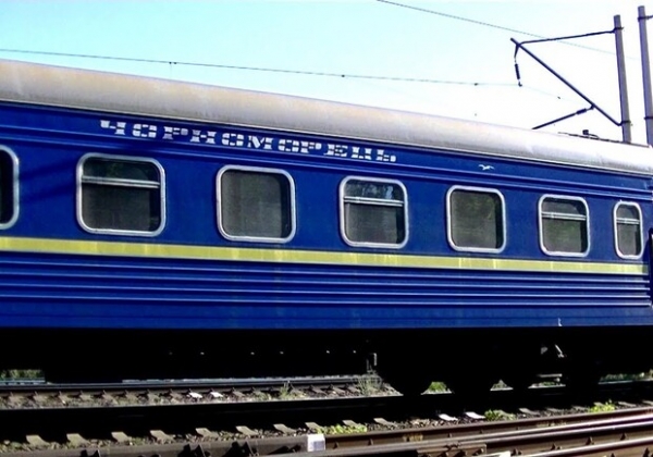 На Первой Заставе фура врезалась в поезд и отлетела на автомобили: дорога перекрыта