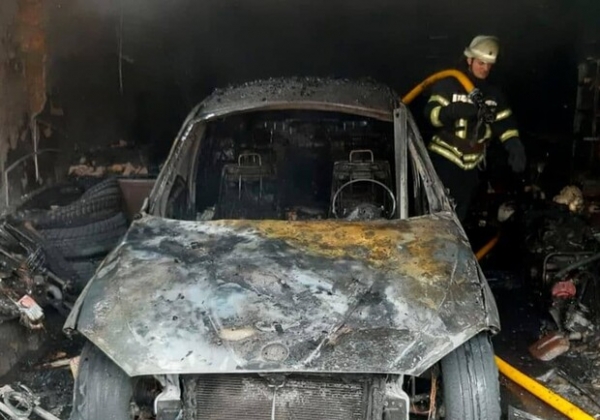 Клубы дыма на полрайона: в Одессе сгорел гараж с автомобилем