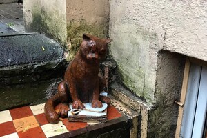 В Одессе установили скульптуру кота-редактора: он жил в издательстве