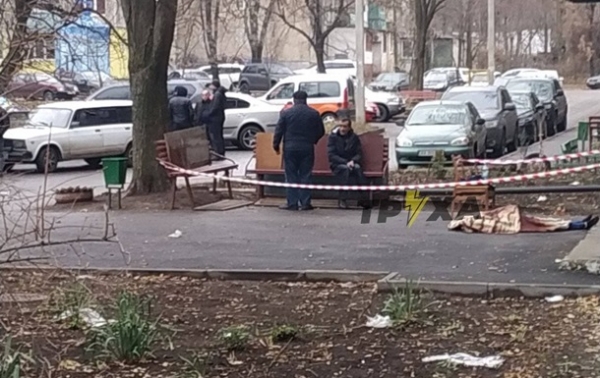 В Харькове девушка сорвалась с 9 этажа во время мытья окон