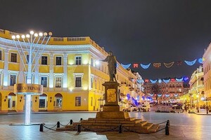 На Приморском бульваре включили новогоднюю иллюминацию