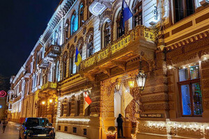 На Приморском бульваре включили новогоднюю иллюминацию