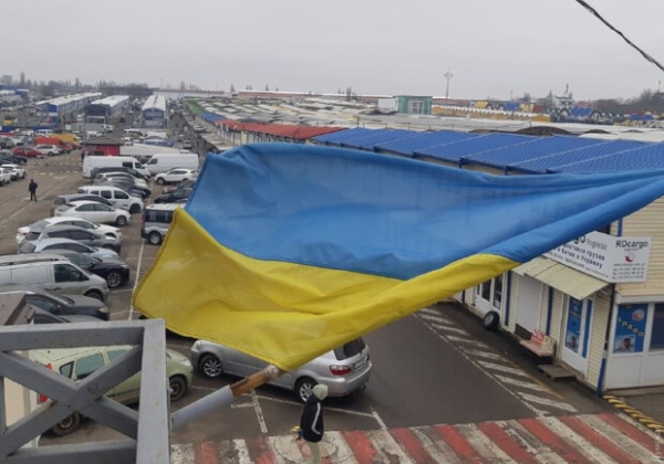 С огромными флагами и гимном: в Одессе празднуют День единения 
