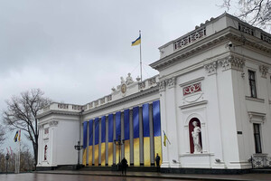 С огромными флагами и гимном: в Одессе празднуют День единения 