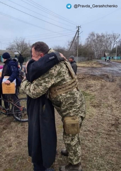 «Як ми на вас чекали!»: жителі звільнених сіл під Черніговом зворушливо зустріли ЗСУ