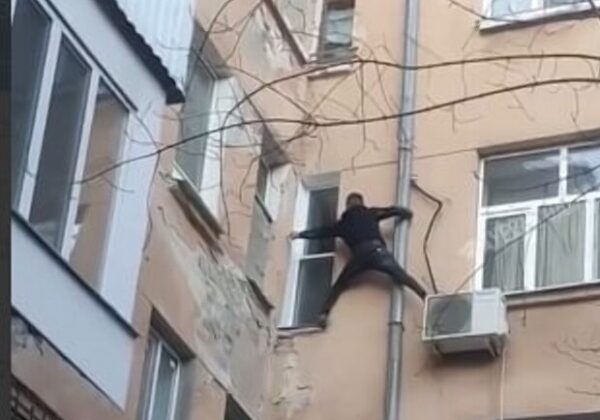 В центре Одессы спасатели сняли с трубы неадеквата (видео)