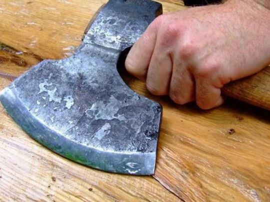 Вдарив гостя сокирою декілька раз в голову та шию: під Сумами суперечка знайомих закінчилась вбивством