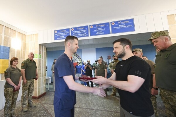 Зеленский в Одессе вручил награды военным и медикам, а также посетил госпиталь 