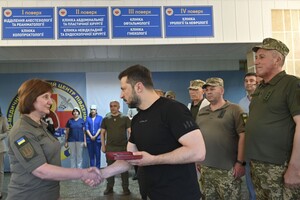 Зеленский в Одессе вручил награды военным и медикам, а также посетил госпиталь 