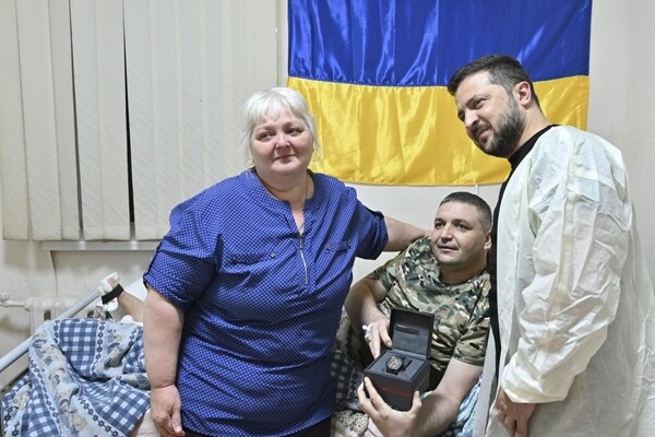 Зеленский в Одессе вручил награды военным и медикам, а также посетил госпиталь 