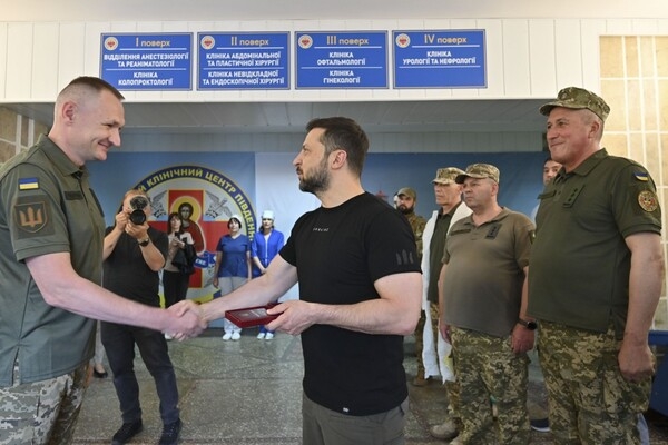 Зеленский в Одессе вручил награды военным и медикам, а также посетил госпиталь 