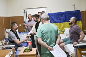 Зеленский в Одессе вручил награды военным и медикам, а также посетил госпиталь 