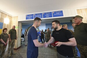 Зеленский в Одессе вручил награды военным и медикам, а также посетил госпиталь 