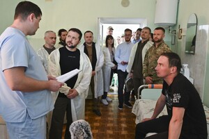Зеленский в Одессе вручил награды военным и медикам, а также посетил госпиталь 