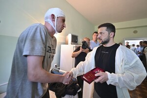 Зеленский в Одессе вручил награды военным и медикам, а также посетил госпиталь 