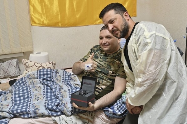 Зеленский в Одессе вручил награды военным и медикам, а также посетил госпиталь 