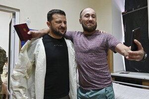 Зеленский в Одессе вручил награды военным и медикам, а также посетил госпиталь 