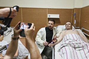 Зеленский в Одессе вручил награды военным и медикам, а также посетил госпиталь 
