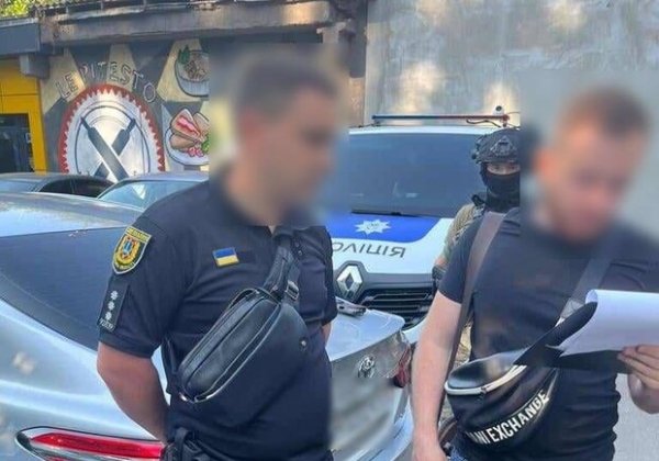 В Одессе задержали инспектора полиции, который за взятки делал документы на оружие