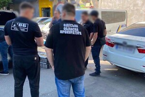 В Одессе задержали инспектора полиции, который за взятки делал документы на оружие