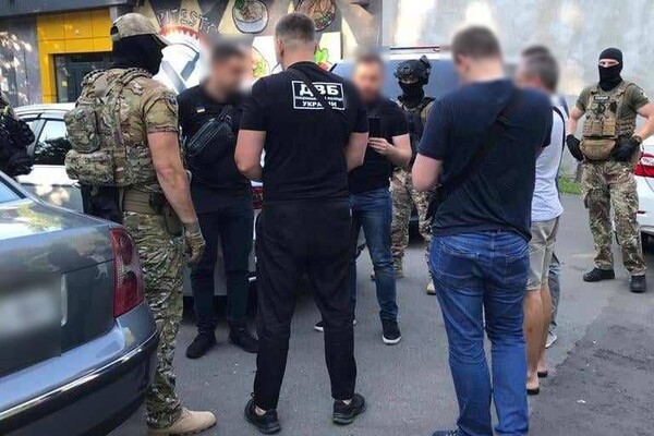 В Одессе задержали инспектора полиции, который за взятки делал документы на оружие
