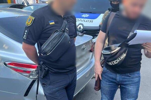 В Одессе задержали инспектора полиции, который за взятки делал документы на оружие
