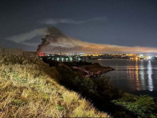 Удар по морському заводу Севастополя: міноборони ворога визнало пошкодження двох кораблів (відео вибухів)