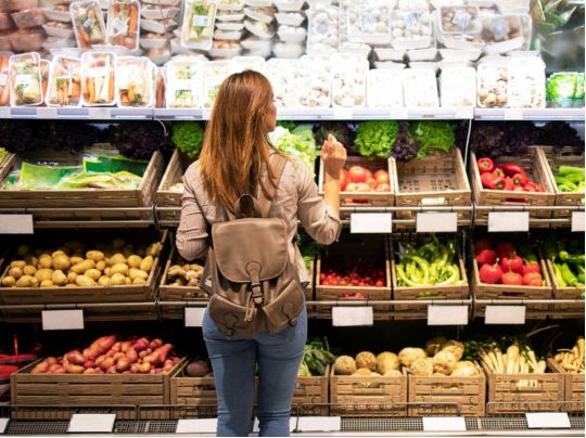 Не тільки «гречка» і картопля: які продукти подешевшали за останній місяць