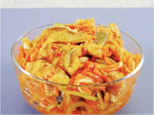 Оселедець по-корейськи: швидкий рецепт смачної закуски