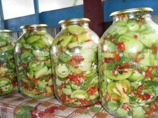 Пекельні помідори: як приготувати оригінальну закуску на зиму