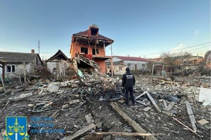 Погибший, возгорание газовых труб и пврежденная школа: последствия ночной атаки дронов в Одессе (фото, видео)