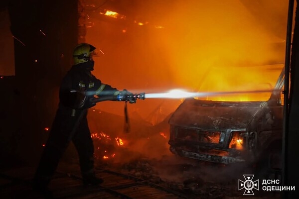 Пожар на складе в Одессе: возгорание гасили почти полсотни человек