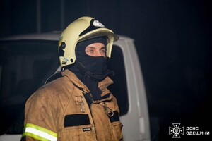 Пожар на складе в Одессе: возгорание гасили почти полсотни человек