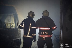 Пожар на складе в Одессе: возгорание гасили почти полсотни человек