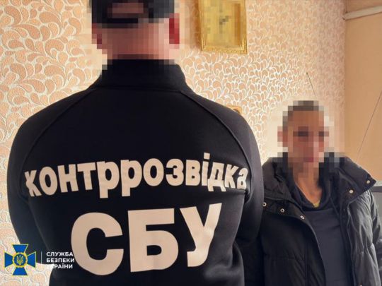Облаштувала спостережний пост поблизу військового аеродрому: на Хмельниччині затримали російську агентку