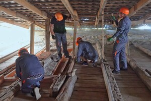 В Одессе восстанавливают дом, который неоднократно обстреливали россияне
