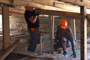 В Одессе восстанавливают дом, который неоднократно обстреливали россияне