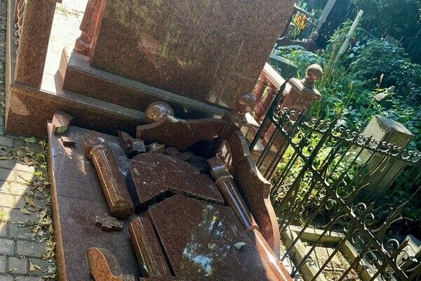 В Одессе на одном из кладбищ повредили памятники В Одессе на одном из кладбищ повредили памятники