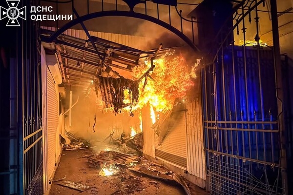 Горит Привоз, есть разрушения в историческом центре: последствия ночного удара по Одессе
