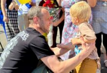 Впервые обнял маленького сына: в Одесскую область вернулся последний из пленных защитников Змеиного